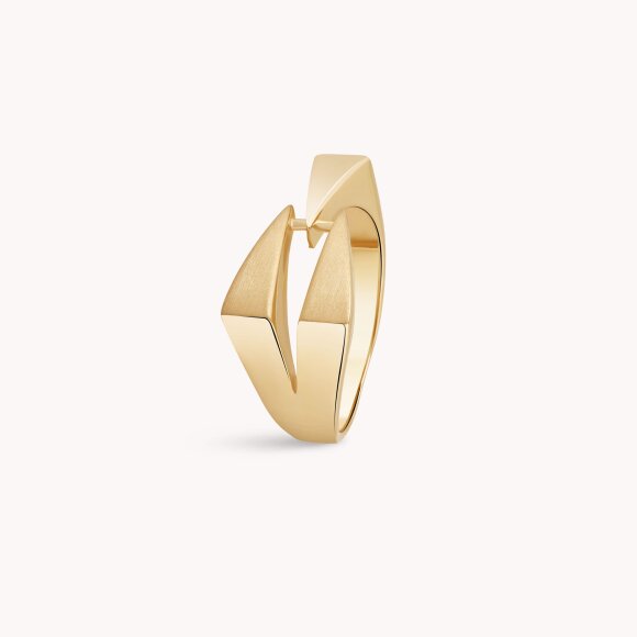Zlatni prsten s geometrijskim detaljem