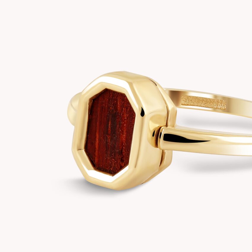 Zlatni prsten Crveni dodir