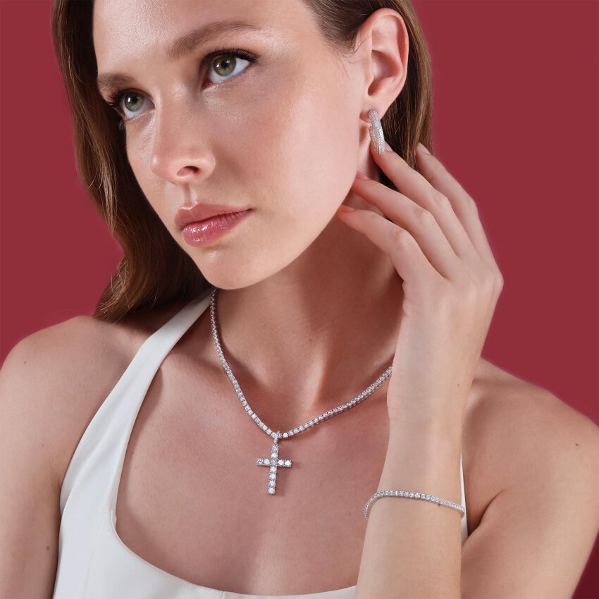 Srebrna ogrlica Križ sa sjajnim detaljima