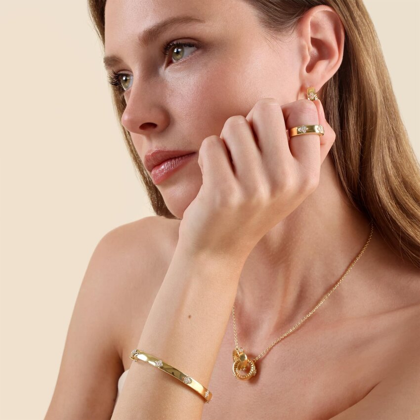 Zlatni prsten sjajni detalj