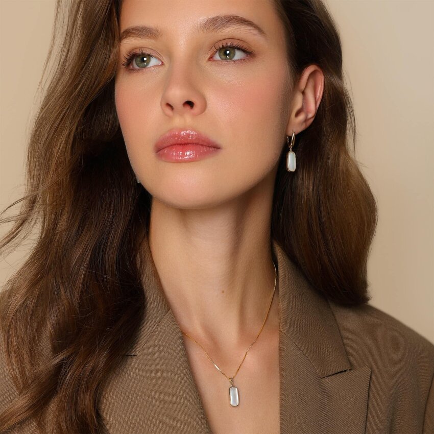 Zlatni privjesak Bijela elegancija